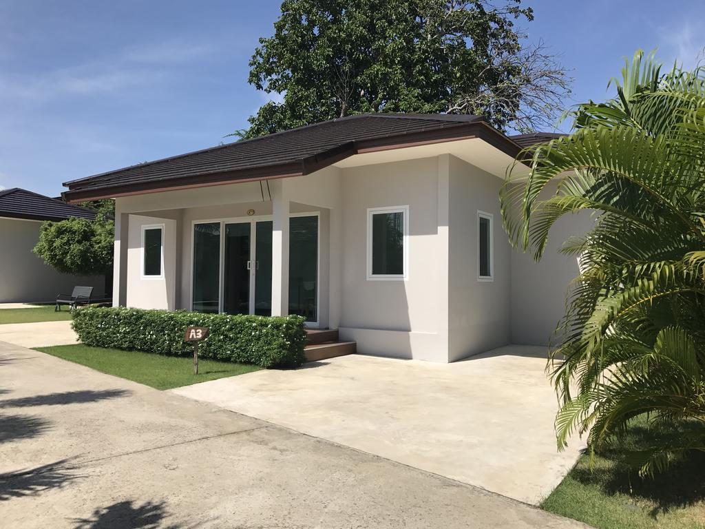 The Brass Villa Garden Resort Sattahip Exterior photo